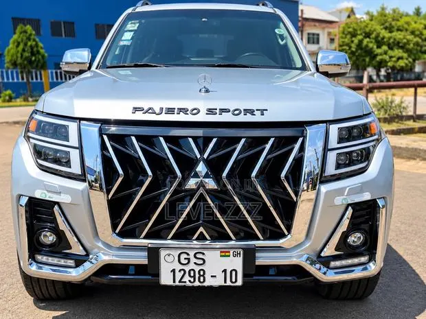 Mitsubishi Pajero 2010 Silver · Photo 1