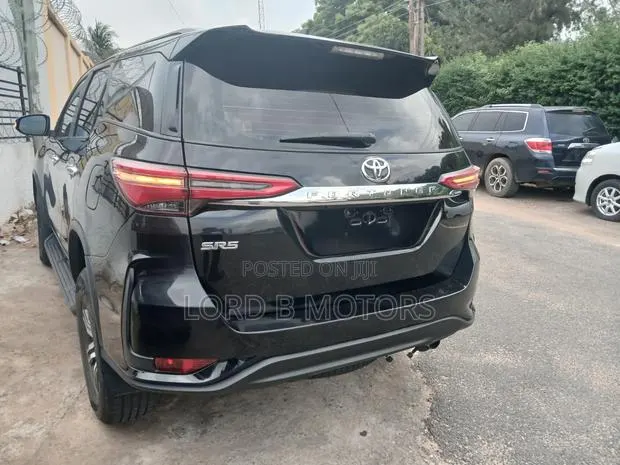 Toyota Fortuner 2020 Black · Photo 1
