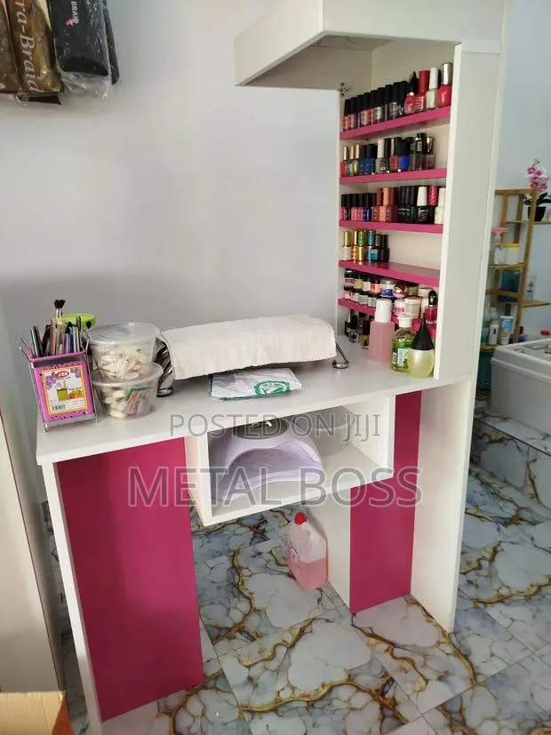 Custom Nails Desk · Photo 1