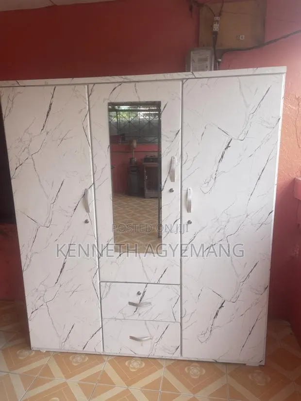 Room Wardrobe · Photo 1