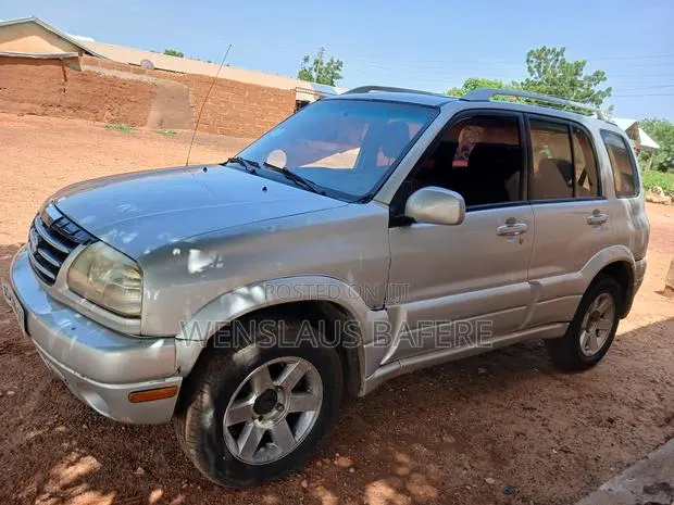 Suzuki Grand Vitara 2003 Silver · Photo 1