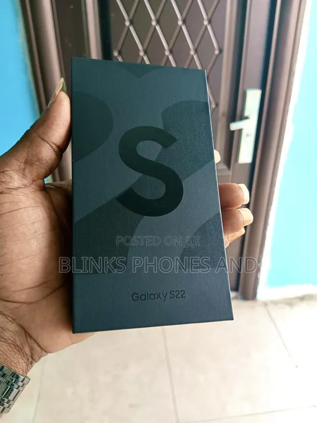New Samsung Galaxy S22 5G 128 GB Black · Photo 1