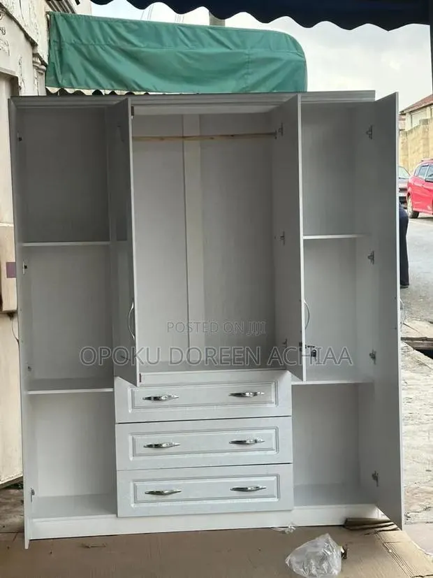 4 Door Wardrobe · Photo 1