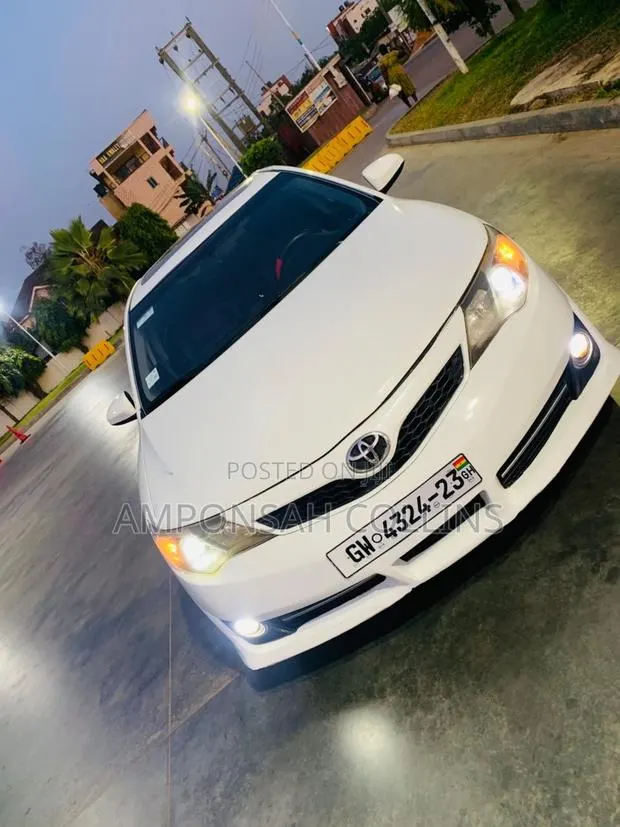 Toyota Camry 2014 White · Photo 1