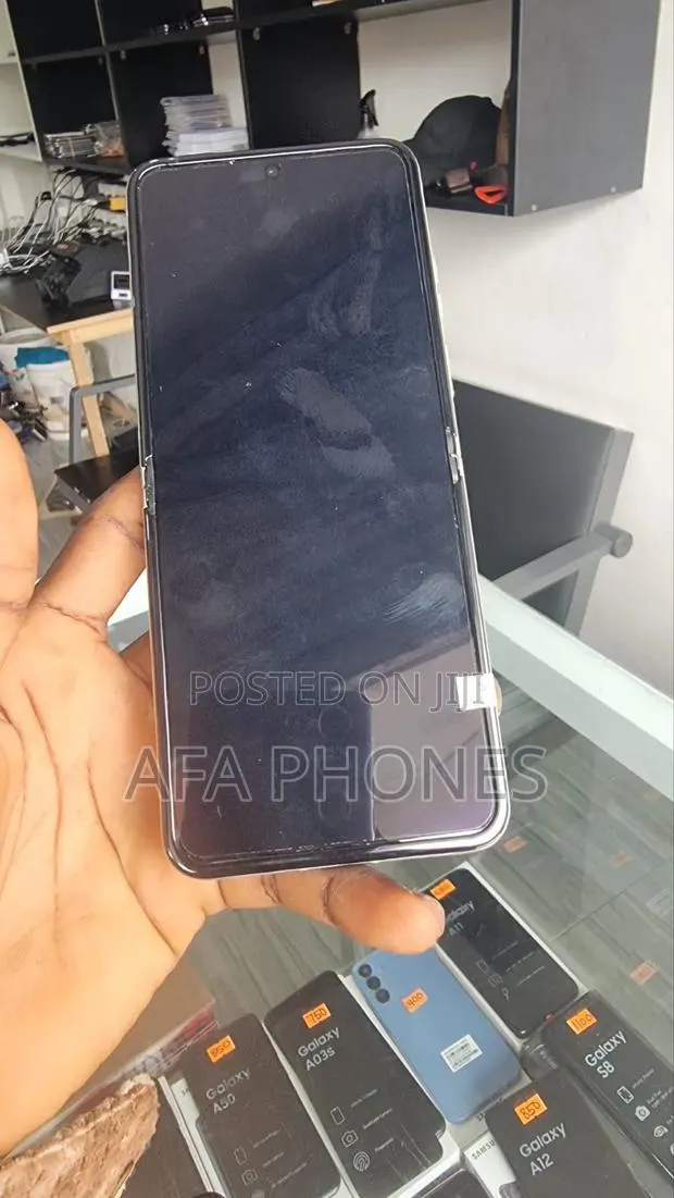New Motorola Razr 40s 256 GB Gold · Photo 1