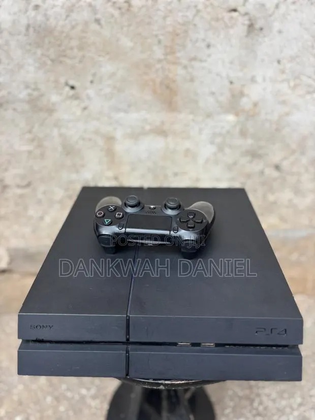 PlayStation 4 Standard · Photo 1