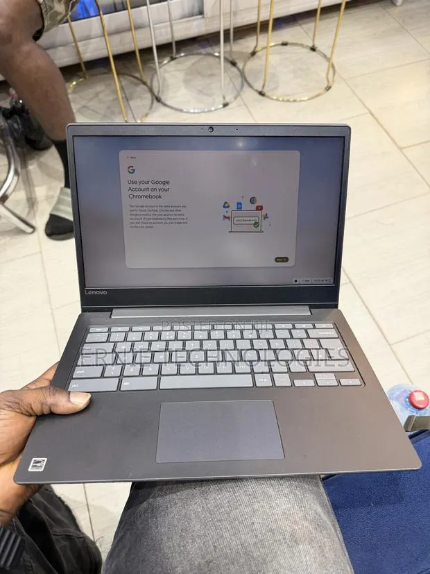 Laptop Lenovo Chromebook C330 4GB Intel SSD 60GB · Photo 1