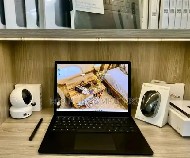 New Laptop Microsoft Surface Laptop 8GB Intel Core i5 SSD 256GB · Photo 1