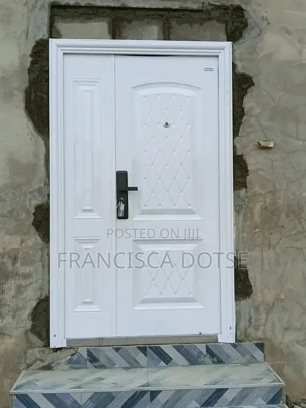 White Color Door and Accessories · Photo 1