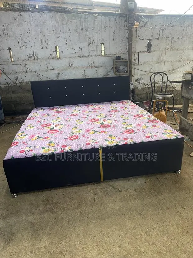 Adepa Queen Size Bed · Photo 1