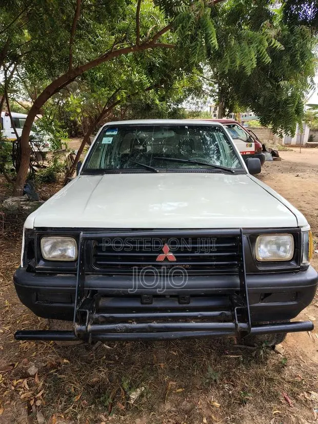 Mitsubishi L200 1999 Off white · Photo 1