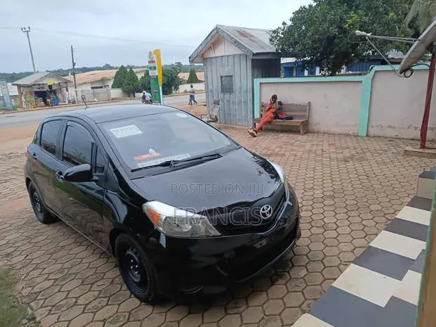 Toyota Yaris LE Hatchback 5dr 2014 Black · Photo 1