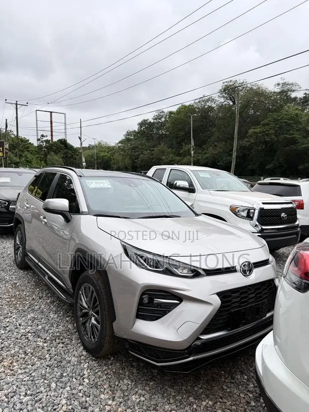 New Toyota RAV4 2023 Gold · Photo 1