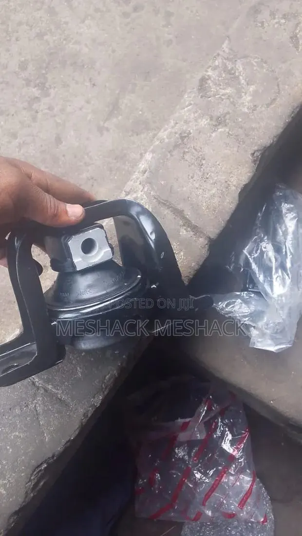 Nissan Versa Engine Seat · Photo 1
