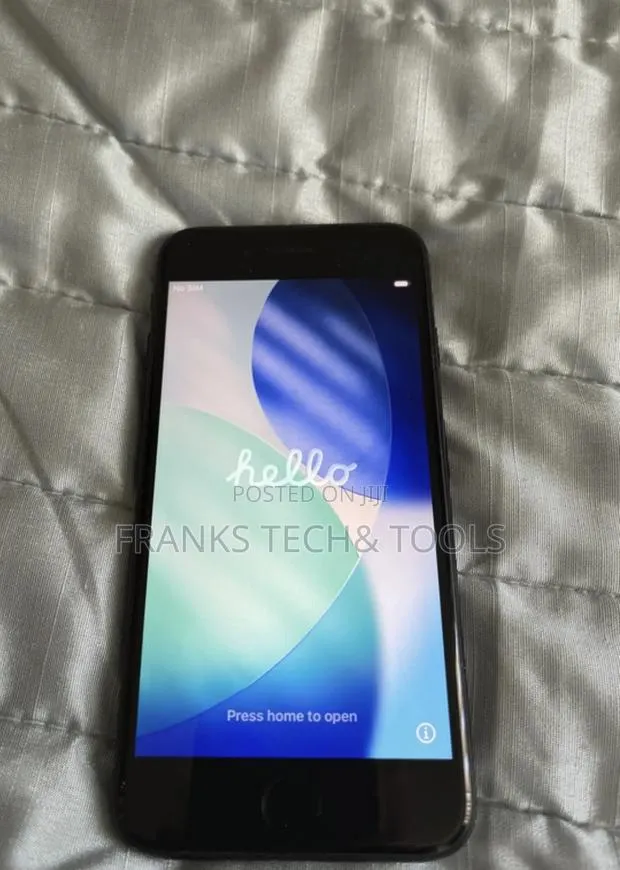 Apple iPhone SE (2022) 64 GB Black · Photo 1