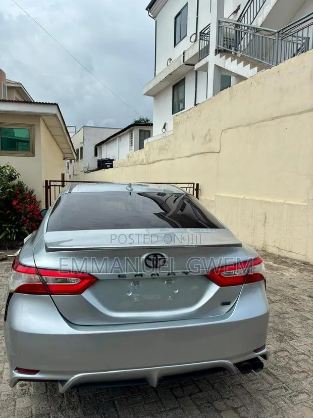 Toyota Camry XLE 2022 Silver · Photo 1