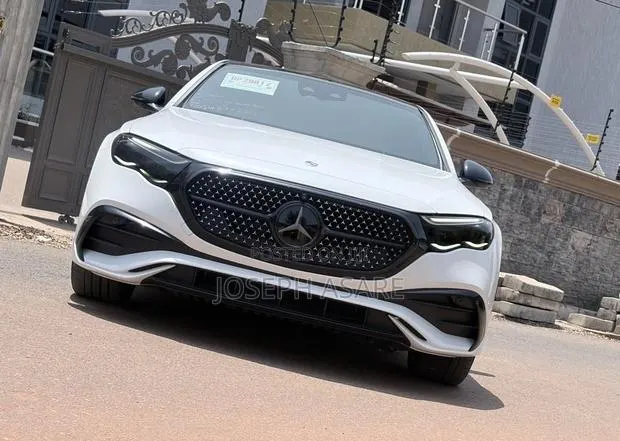 Mercedes-Benz E300 2024 · Photo 1