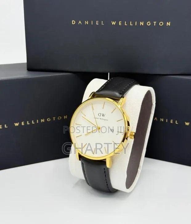 Daniel Wellington Round Dial Unisex Leather Watch · Photo 1