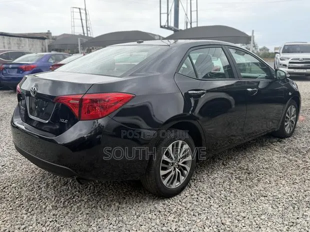 Toyota Corolla XLE (1.8L 4cyl 2A) 2018 Black · Photo 1