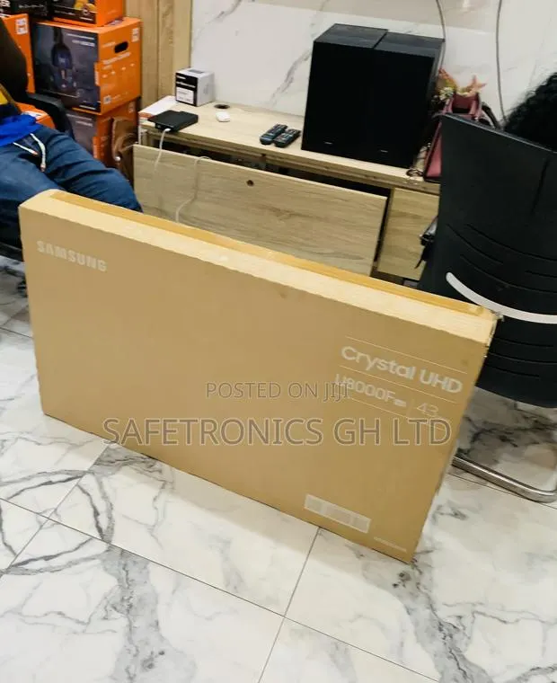 Design Sleek Samsung 43′′ Crystal UHD Series 43U8072F TV (2025) · Photo 1
