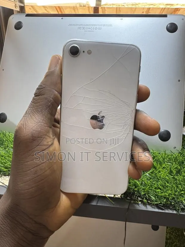 Apple iPhone SE (2020) 64 GB Gray · Photo 1
