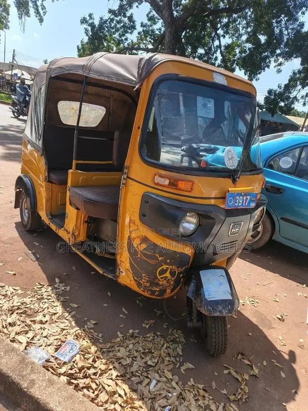 Bajaj RE 2021 Yellow · Photo 1