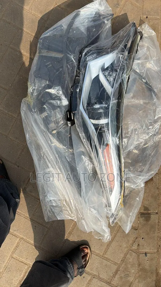 Toyota CHR 2016,2018,2017, Headlight Available · Photo 1