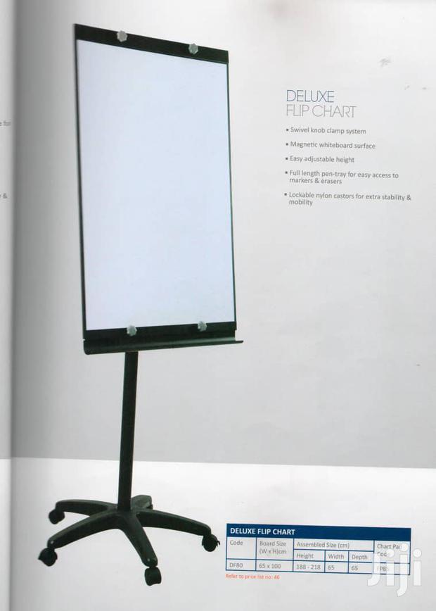 Wheels Flip Chart Stand · Photo 1