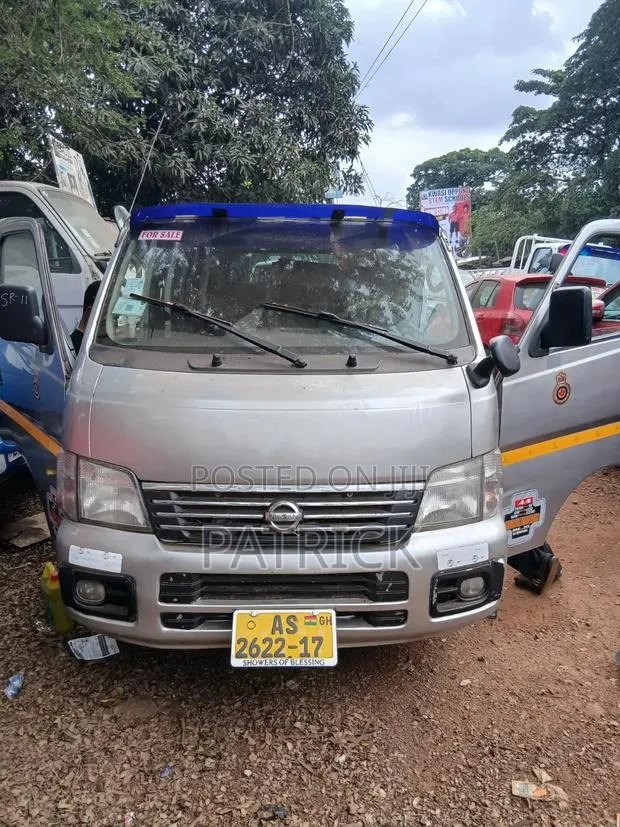 Nissan Caravan (Urvan) 2010 Silver · Photo 1