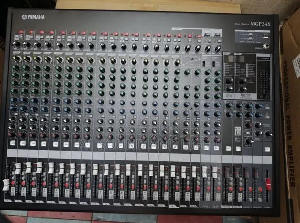 Yamaha MGP24X 24-Channels Hybrid Mixer · Photo 1