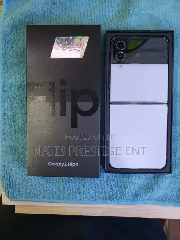 New Samsung Galaxy Z Flip4 128 GB Purple · Photo 1