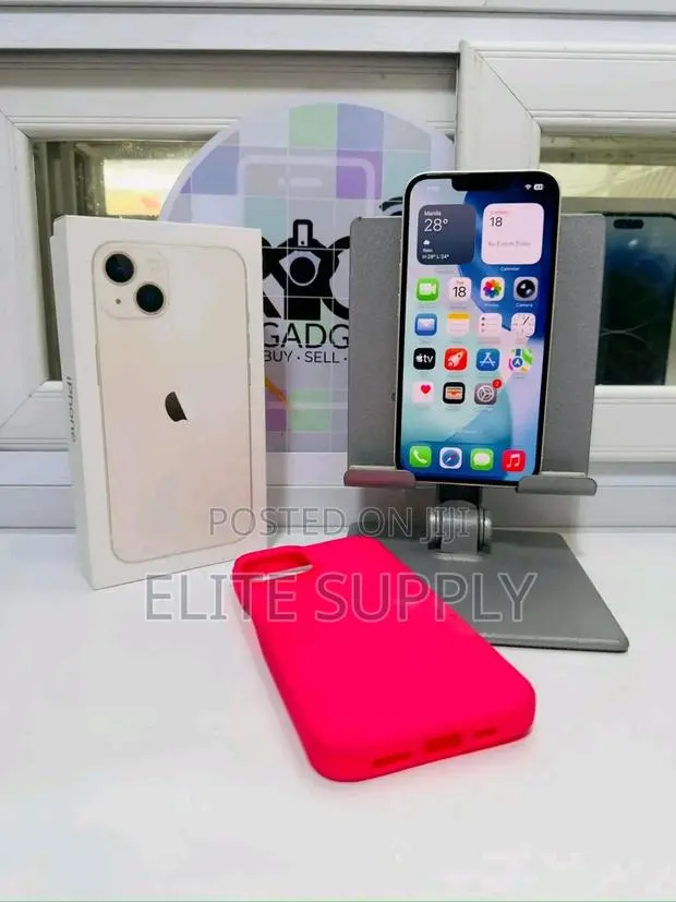 New Apple iPhone 13 128 GB White · Photo 1