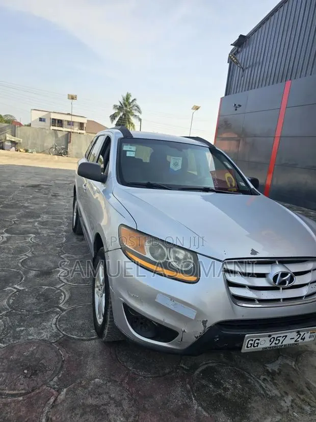 Hyundai Santa Fe 2011 Silver · Photo 1