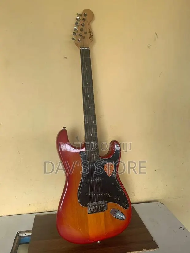 Strat-Style Electric Guitar · Photo 1