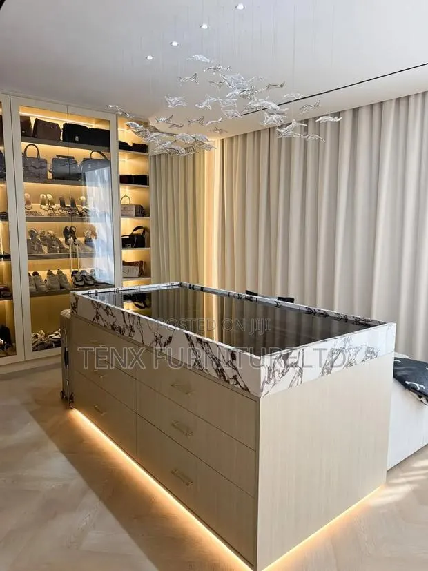 Wardrobe Walk in Closet Design · Photo 1