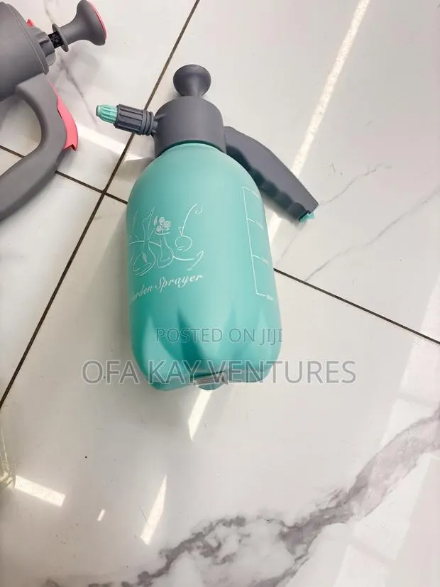 2000ml Spraying Bottles · Photo 1