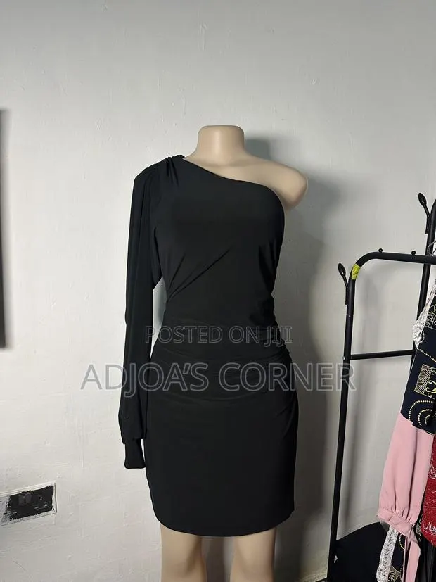 Black Bodycon Dress · Photo 1