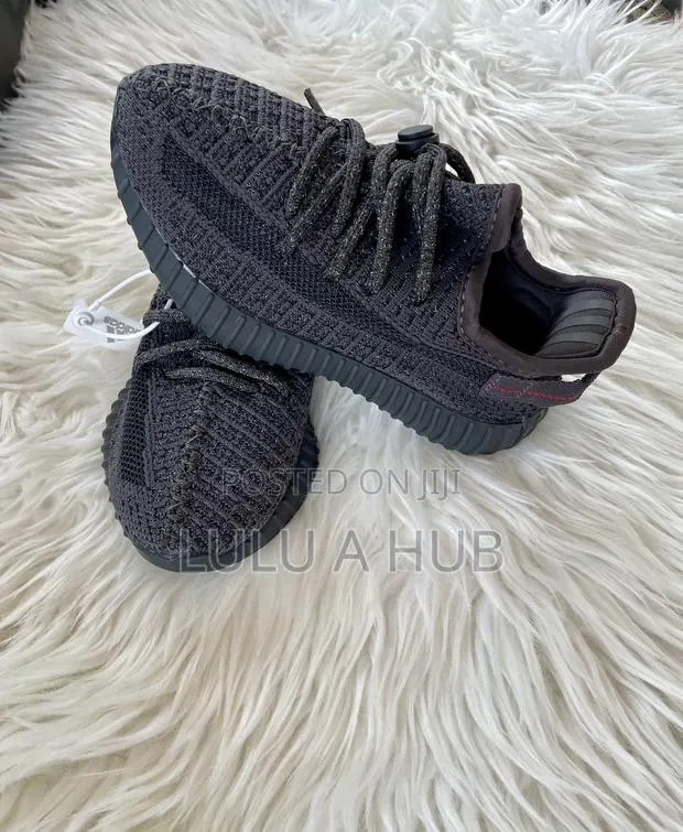 Adidas Yeezy · Photo 2