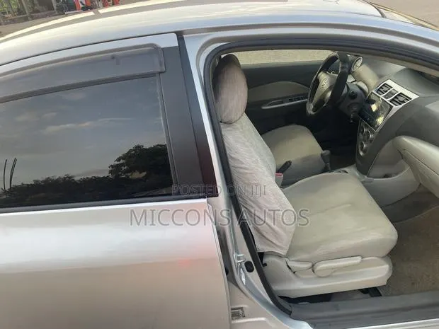 Toyota Belta 2010 Gray · Photo 1