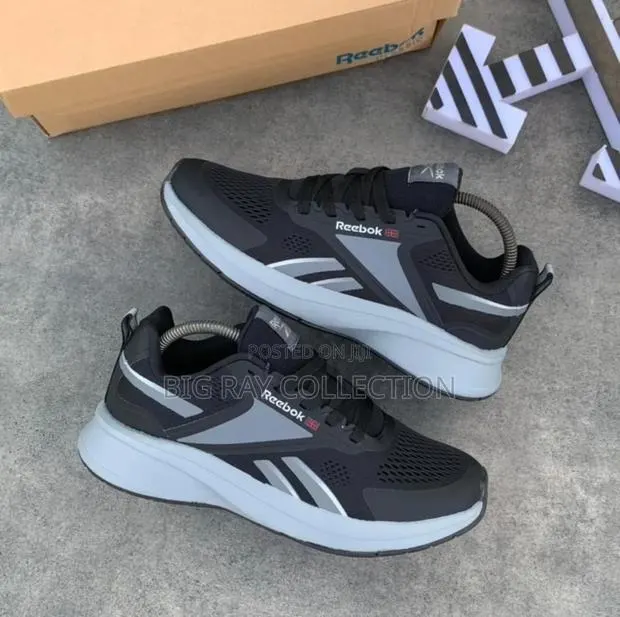Simple Reebok Sneaker · Photo 1