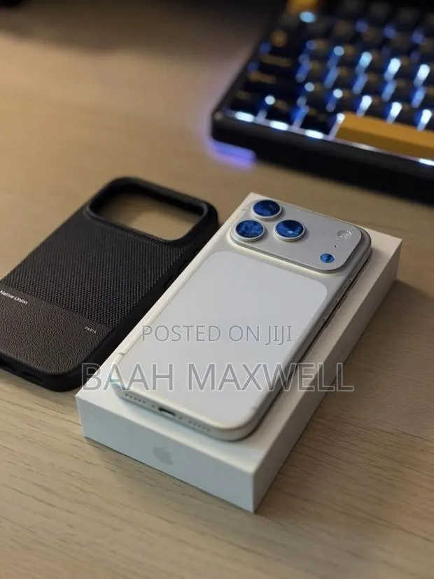 Apple iPhone 17 Pro Max 512 GB White · Photo 1