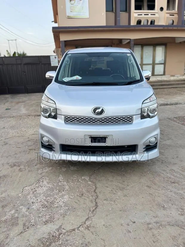 Toyota Voxy V 2WD 8-Seater 2011 Silver · Photo 1