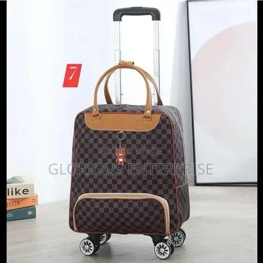 Traveling Bag With Wheels · Photo 1