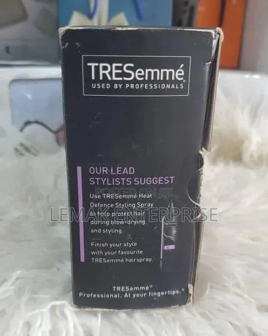 TRESemmé Full Finish Air Styler 300W Hot Air Hair Dry Style Brush · Photo 3
