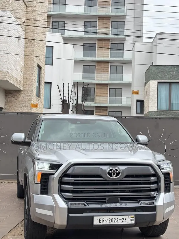 Toyota Tundra Limited CrewMax 5.5' Bed 2024 Silver · Photo 1