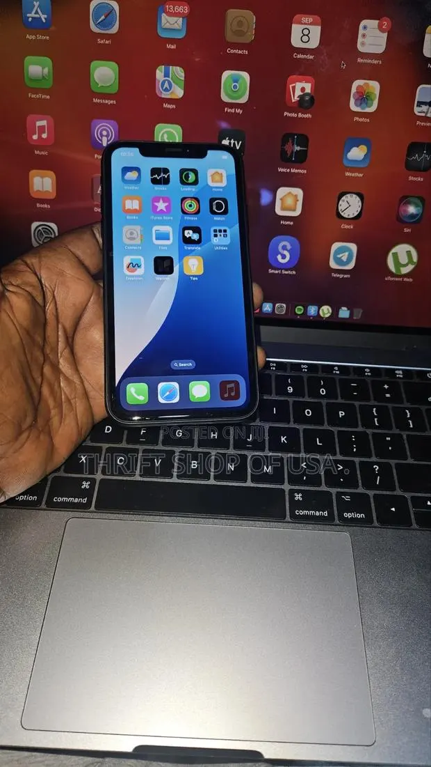 Apple iPhone XR 64 GB Black · Photo 1