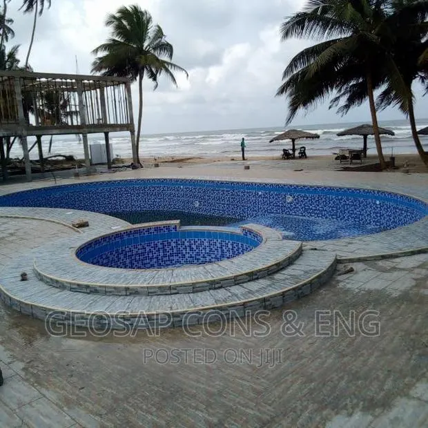 Concrete Swimming Pool · Photo 1