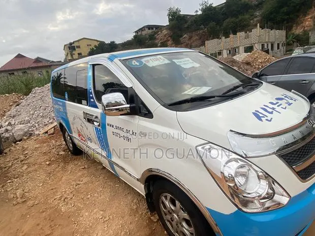 Hyundai Starex 2011 White · Photo 3