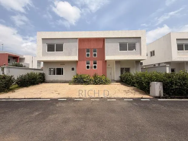 5bdrm House in The Greens Estate, Community 25 for rent · Photo 1