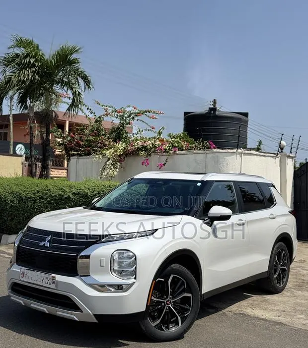Mitsubishi Outlander 2022 White · Photo 1
